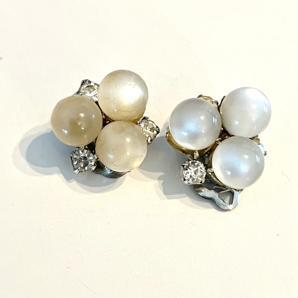 Vintage 50’s Glamorous Costume Clip-On Earrings - Picture 2 of 7